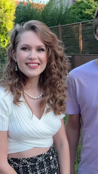 HUNT4K. Seksi hatun Una Fairy bir yabancı tarafından yakalandı ve erkek arkadaşının önünde göğüslerini gösteriyordu | Klip 1