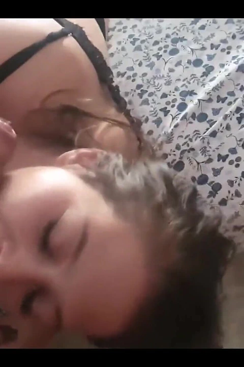 Ateşli orta yaşlı seksi kadın emiyor