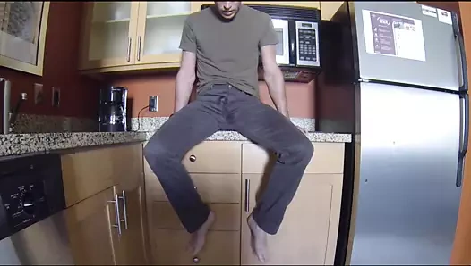 Bir otel odasında pantolonumu işemek