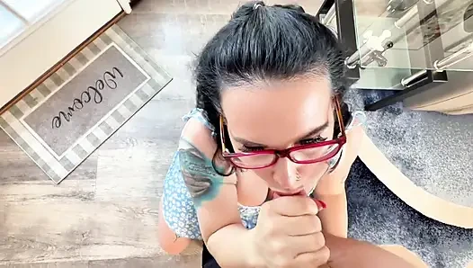 Üvey anne zorbayla yüzleşiyor ama fahişesine dönüşüyor ve yüzüne büyük bir boşalma