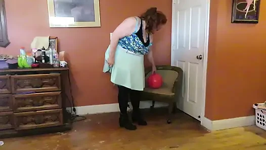 Hemşire Vicki mini etekli lastik bir topla, seksi çoraplarla ve yüksek topuklu mini çizmelerle oynuyor