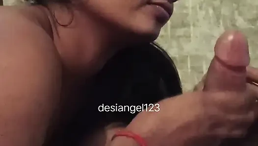 Hintli kadın ağzına boşalana kadar sakso çekiyor