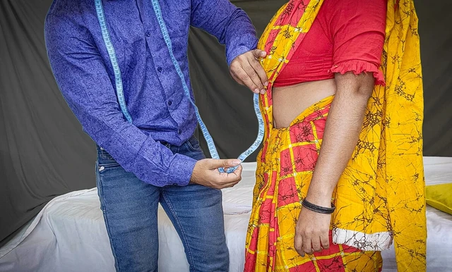 Дези Бхабхи Riya трахнул портной после того, как он случайно трогал ее киску