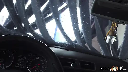 Badass sarışın pembe giyiyor