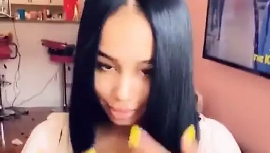 Kız kardeşinin en yakın arkadaşıyla flört etmek (çıplak olmayan)