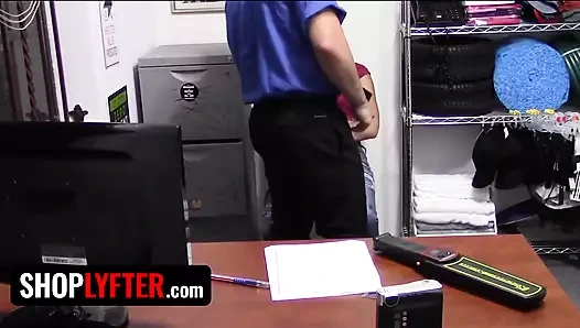 Mükemmel göğüsleri zıplamayı bırakmıyor! Genç hırsızları sert sikiyor ücretsiz tam film