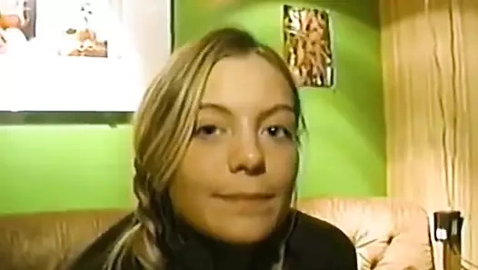 Jenifer yarak emiyor ve sonra amını siktiriyor