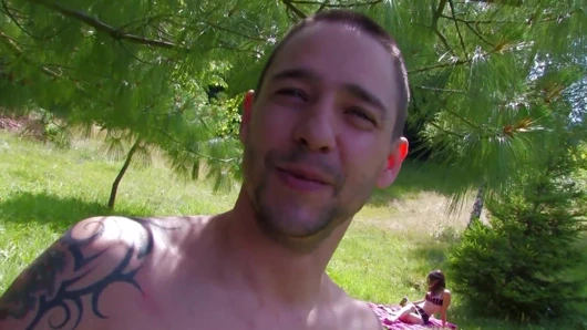 Filme alınmayı seven azgın esmerle açık havada anal sikiş