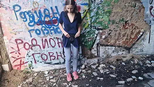 Anastasia sahibe açık havada halka açık domaltarak tehlikeli sikişiyor terk edilmiş yüzme havuzu akvaryumu rusya'da en iyi köle takma yarak