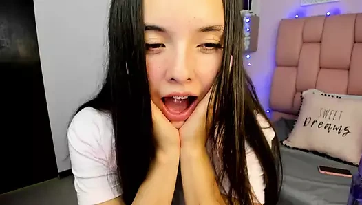 Masum yüzüyle Salome yaramaz bir sürtüğe dönüşerken izlenmeyi seviyor, web kamerası gösterilerinde fışkırtıyor