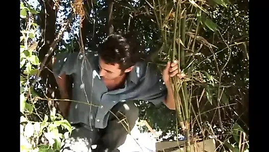 Yarak emerken arkadan sikiliyor