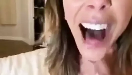 Karım ve arkadaşı sikimi emmek