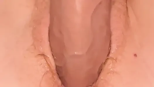 Seksi evli kadının amcığı şişman bir dildodan derin, sert darbeler alıyor