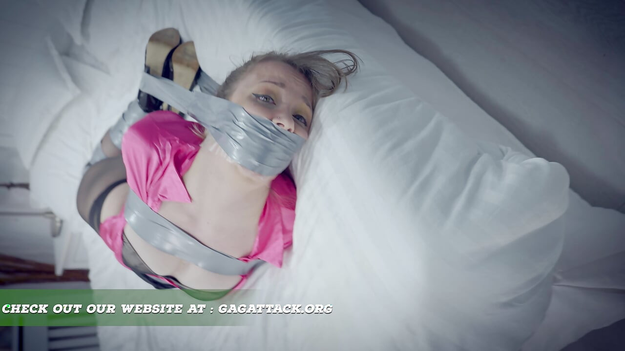 Lil Missy İngiltere - sekreter esaret ve kemerli bant takıyor (GagAttack.NL)