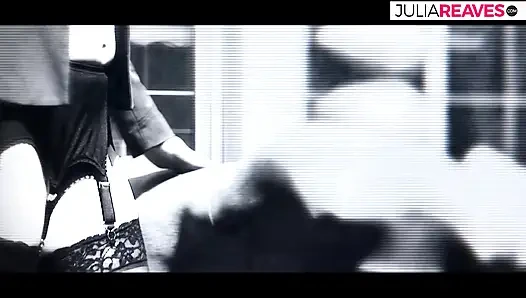 Askılı kadın binme pozisyonunda