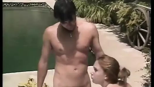 Büyük sulu memeli seksi sarışın açık havada götten sikiliyor ve dölleniyor