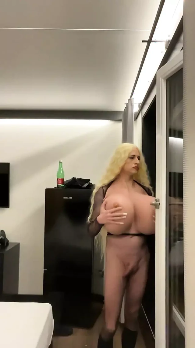 Блондинка-транслядия с мега-сиськами