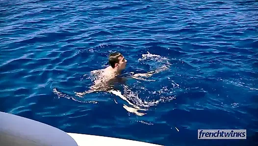 Kaptan ve kaptanı teknede genç bir müşteriyi sikiyor