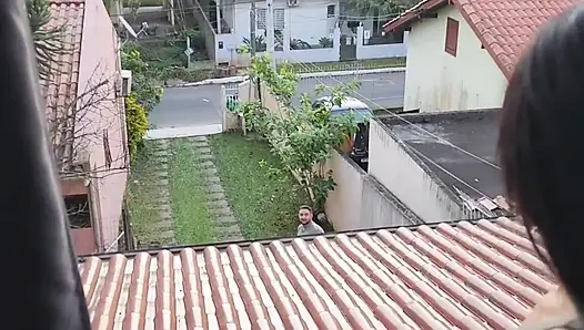 Bahçede çimleri biçerken ve benimle konuşurken kocamın arkadaşına verdim. bölüm 2