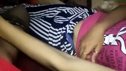 Genç kız arkadaşı güzel elleriyle benim horoz mastürbasyon yapıyor ve ben onun göğüslerini okşuyorum