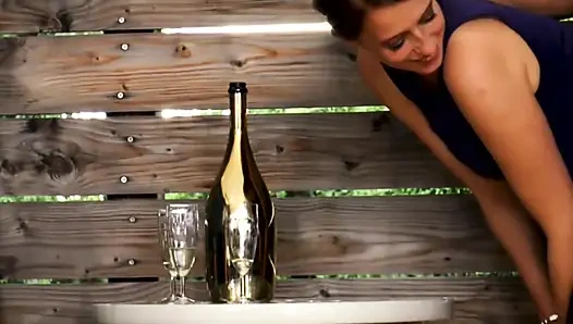 Eş değiştirenlerin partisi güzel vücutlu ateşli ve heyecan verici kızlarla sikişiyor