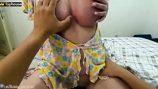 Büyük memeli üvey anne üvey oğlunun yarağını alıyor