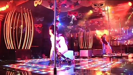 Bu İtalyan sürtük için kulüp sahnesinde çift penetratrion