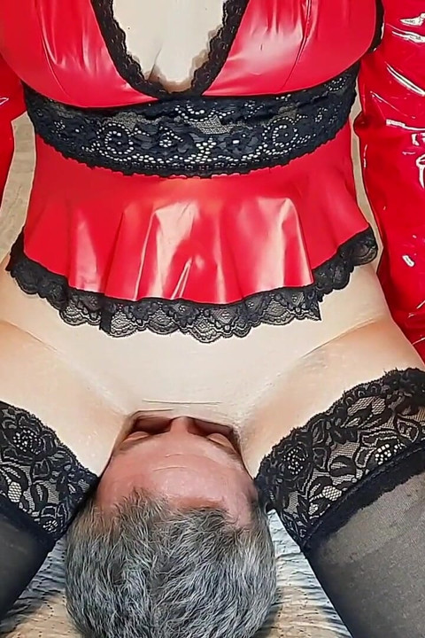 Tanrıça Stephanie'nin güzel amcığının altında mumyalanmış ve bastırılmış!