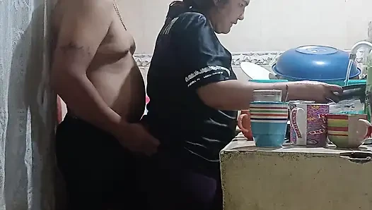 Üvey kız kardeşimi mutfakta sikiyorum, teyzem neredeyse bizi keşfediyor