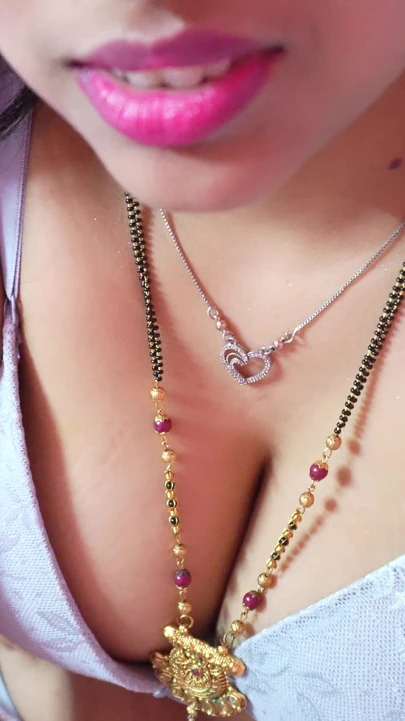 Üvey kız kardeşimi görüntülü görüşmede erkek arkadaşına vücudunu gösterirken gördüm