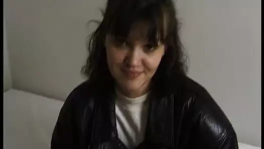 Kız itibaren the street alır yapay penis ve sticks o içinde ona genç kedi