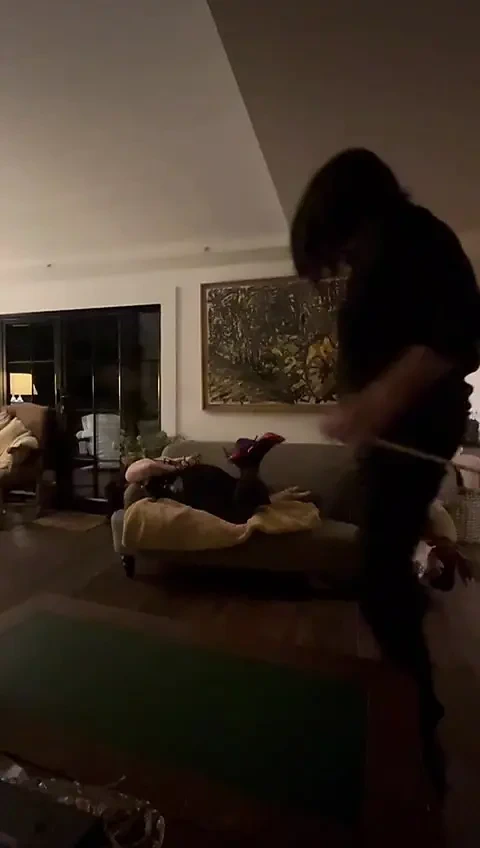 Kadın kılıklı koca şaplak atıyor!