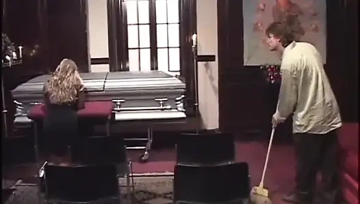 Büyük beyaz yarak üzerinde seksi siyah amcık... ağzına boşalma