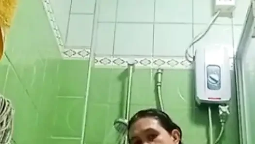 Götlü banyo yapıyor çıplak gördüğü için ona boşalıyorum