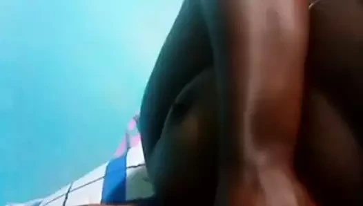 Kenyalı dükkan kızı