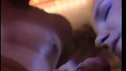 Azgın adam seksi beyaz sürtüklerin bacaklarını açıyor ve büyük yarağını ıslak amına sokuyor