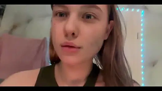 Götümle sikişiyor, koltuk altlarımı gösteriyor ve mastürbasyon yapıyor.