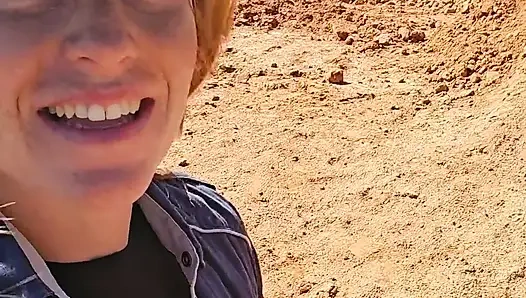 Kızıl saçlı götünü sikiyor ve amcığı her yere fışkırtıyor