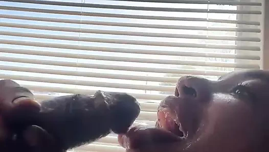 Aman tanrım üvey babam sabah odunu ıslak sakso çekiyor üvey kız sikini boşaltıyor