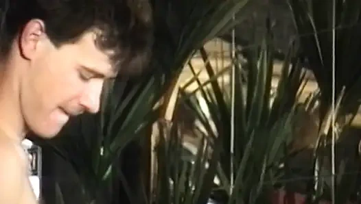 İri göğüslü Alman orta yaşlı seksi kadınlar üçlü sekste anal sikiliyor