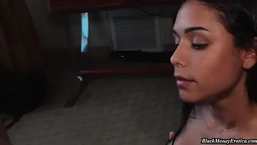 Kolombiyalı genç kız Camila Cortez amcığını büyük zenci yarağıyla açıyor