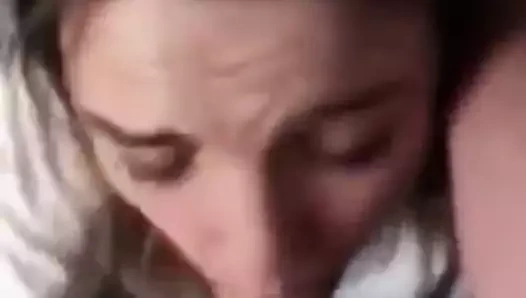 Yüzünün her yerine esiyor