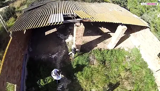 Dövmeli rockçı sarışın orta yaşlı seksi kadın yüksek sesle çığlık atıyor