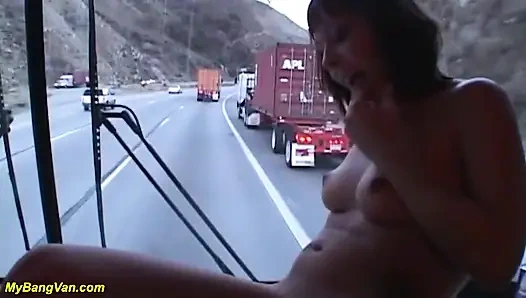 Çılgın orta yaşlı seksi kadın sert iki yarakla birden sikiliyor