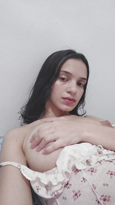 Azgın hatun mükemmel amcık dudaklarına mastürbasyon yapıyor ve güçlü kasılmalarla birden fazla orgazm oluyor