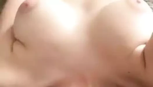 Genç kadın Mastürbasyon için orgazm