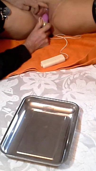 Klitoriste elektrik çarpması ve kıçında kama | Klip 3