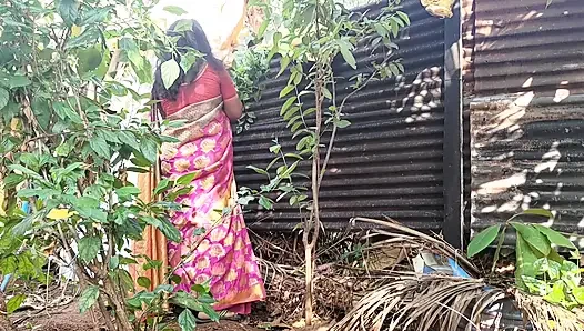 Teyze bahçede bir şey arıyordu ve onunla seks yaptım