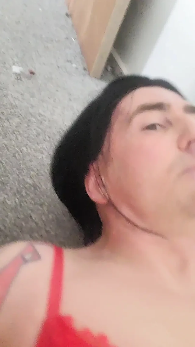 Heteroseksüel kadın kılıklı seksi iç çamaşırlarını ve dildoları seviyor