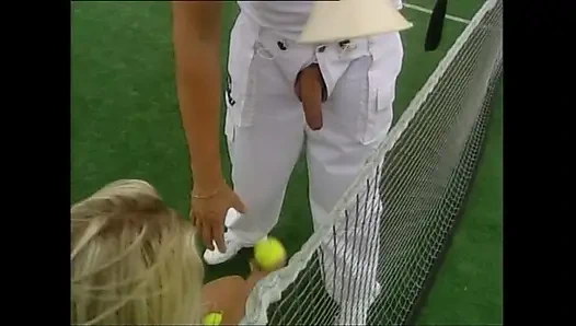 Büyük memeli harika amatör orta yaşlı seksi kadın tenis kortunda sikiliyor ve büyük yarakla amına boşalıyor